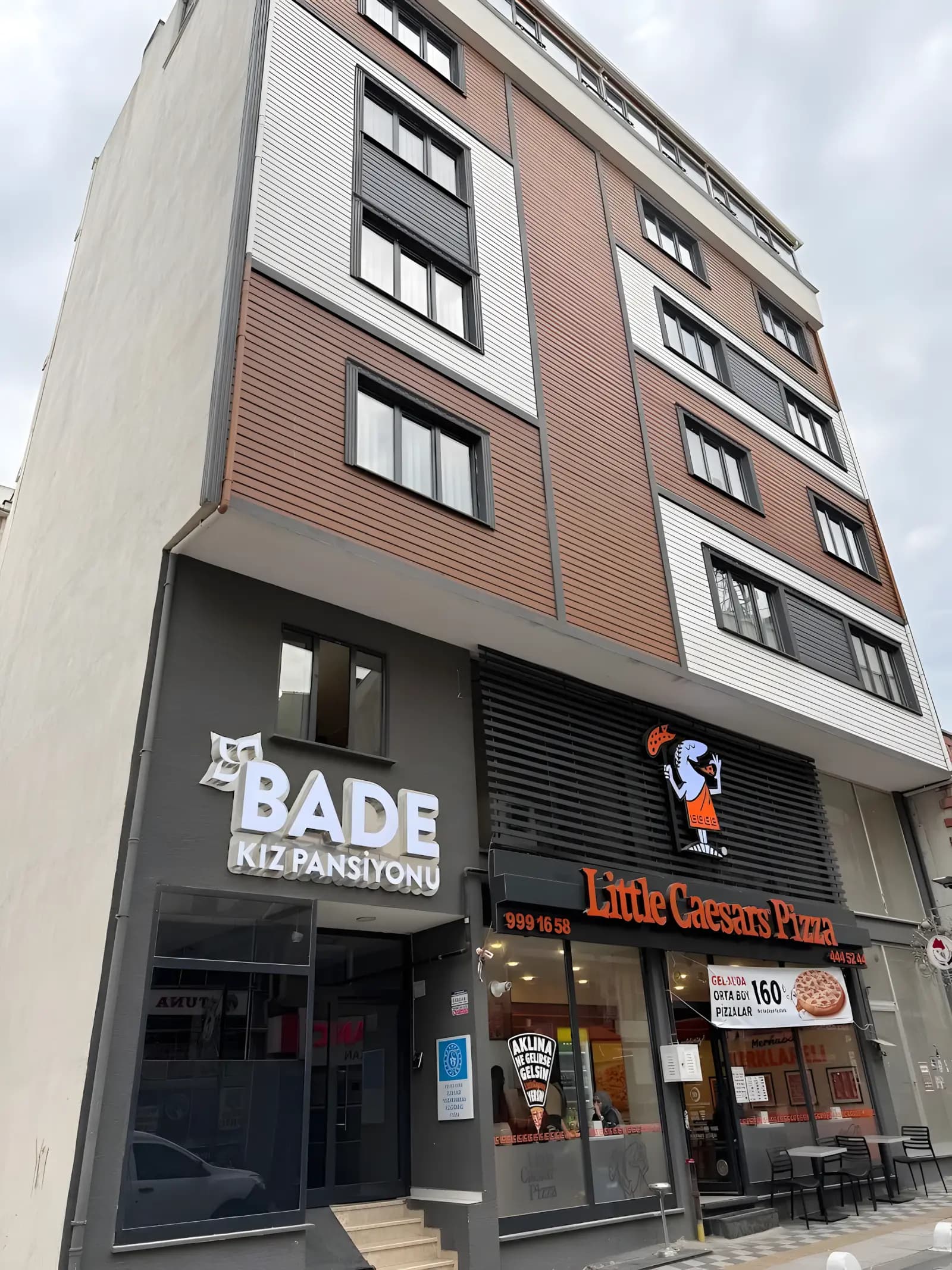 Bade Kız Pansiyonu Küçük Resim 2