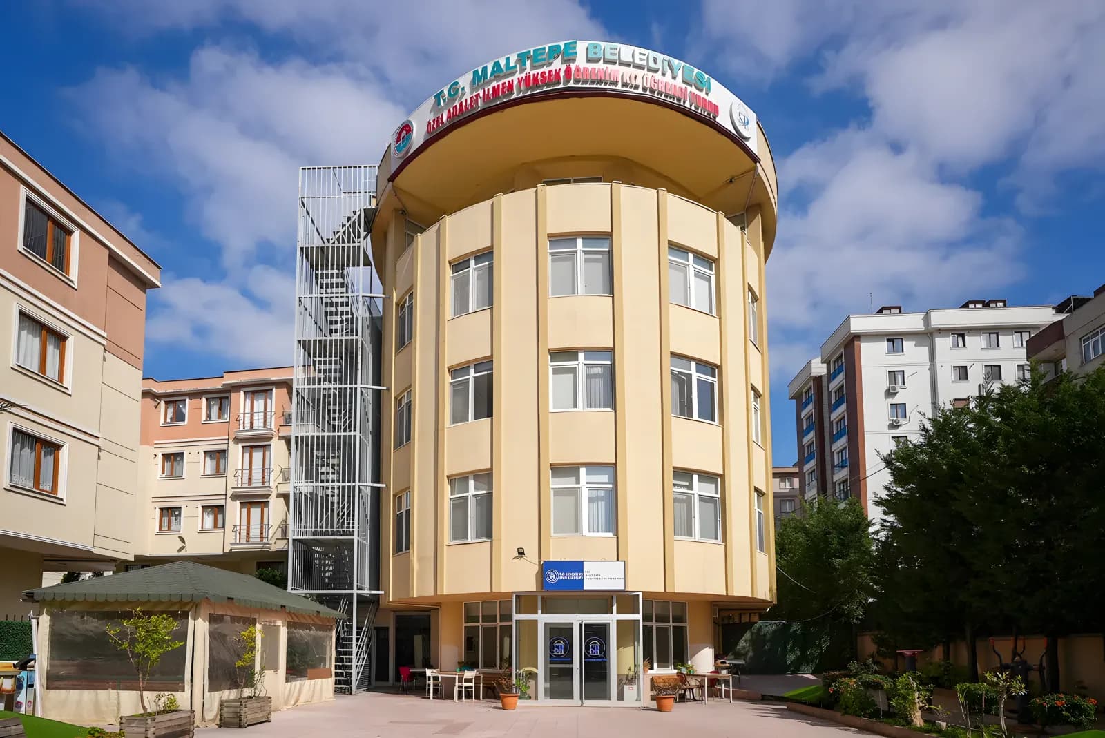 Özel Maltepe Adalet İlmen Yüksek Öğrenim Kız Öğrencı Yurdu Küçük Resim 1
