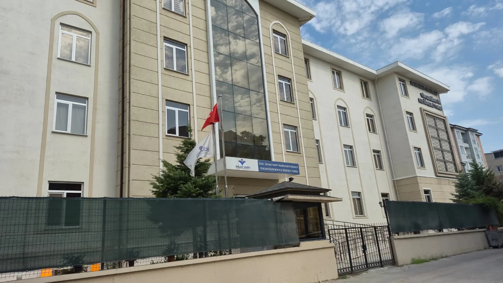 Özel İnsan Vakfı Ramazan Karaalp Yükseköğretim Kız Öğrenci Yurdu Küçük Resim 1